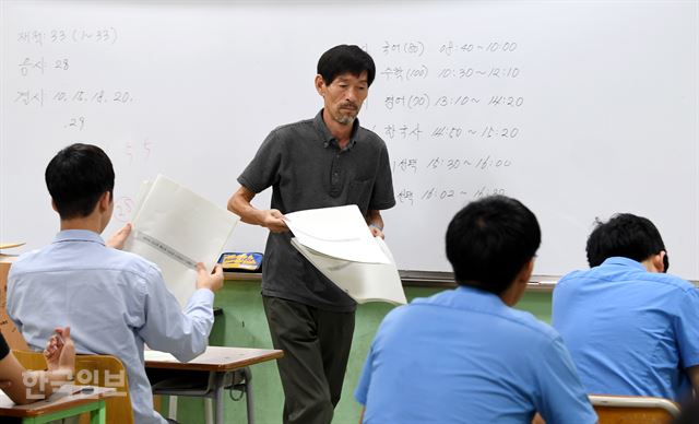 2018학년도 대학수학능력시험 9월 모의평가가 실시된 지난 6일 오전 서울 종로구 경복고에서 학생들이 문제지를 받고 있다. 홍인기 기자