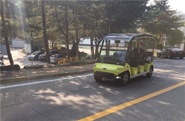 한국교통대가 개발해 11월부터 운행하는 국내 최초 자율주행 셔틀버스. 교통대 제공