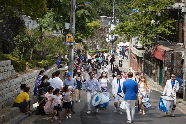 지난 봄 열렸던 다산성곽길 문화예술제에 많은 시민들이 참여해 축제를 즐겼다. 호텔신라 제공.