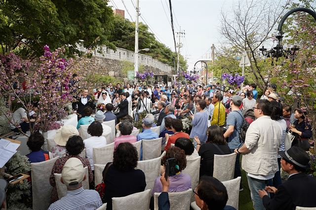 지난 봄 열렸던 다산성곽길 예술문화제에서 많은 이들의 축복 속에 진행돼 감동을 줬던 ‘성곽길 웨딩연’이 이번 가을 축제 때도 개최된다. 호텔신라 제공