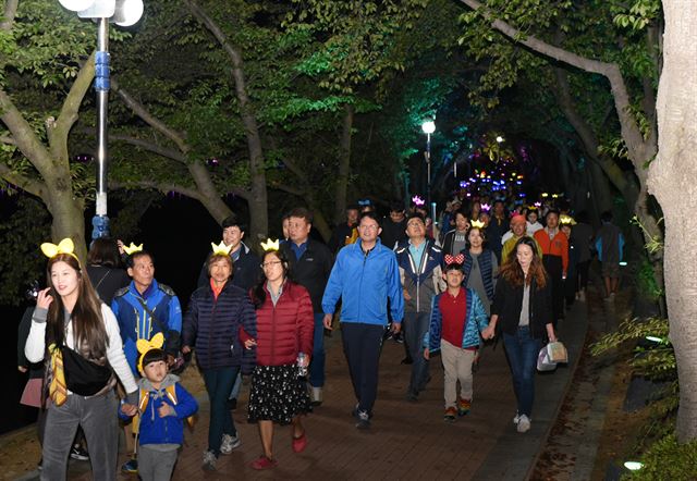 관광객들이 지난 4일 경주 보문단지에서 열린 '한가위 스페셜 보문호반 달빛걷기'에 참가, 보문호 둘레 산책로를 걷고 있다. 경북도 제공