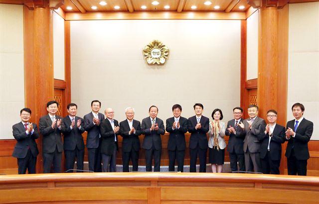 김이수 헌법재판소장 권한대행(왼쪽 일곱번째)과 헌법재판관, 사무처장, 사무차장이 한글로 바꾼 헌법재판소 새 휘장 제막식을 마친 뒤 축하하고 있다.