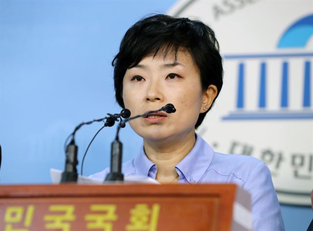 박근혜 전 대통령 대선캠프 내 SNS본부에서 일했다고 밝힌 신혜원 씨가 8일 오전 국회 정론관에서 기자회견을 열고 "최순실 씨 소유로 알려진 태블릿 PC는 제가 속한 대선 SNS팀에서 사용한 것으로 보였다"고 밝히고 있다. 연합뉴스