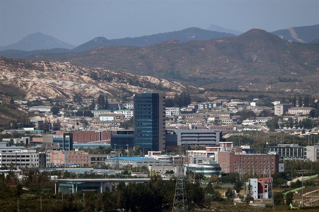 일부 공장이 재가동되고 있는 것으로 보이는 개성공단의 전경. 연합뉴스