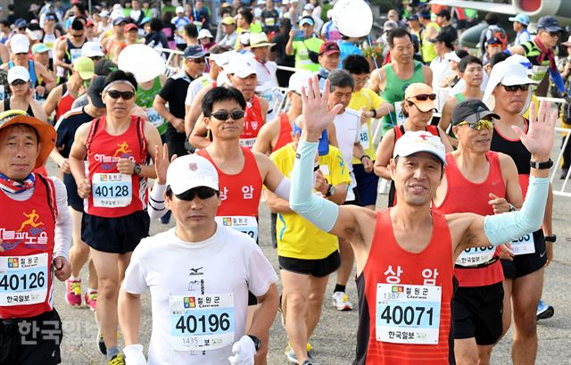 마라톤으로 인한 관절 부상을 줄이려면 준비ㆍ정리 운동이 필수다. 한국일보 등이 최근 주최한 '철원 DMZ국제평화마라톤대회'에서 참가자들이 마라톤을 하고 있는 모습. 한국일보 자료사진