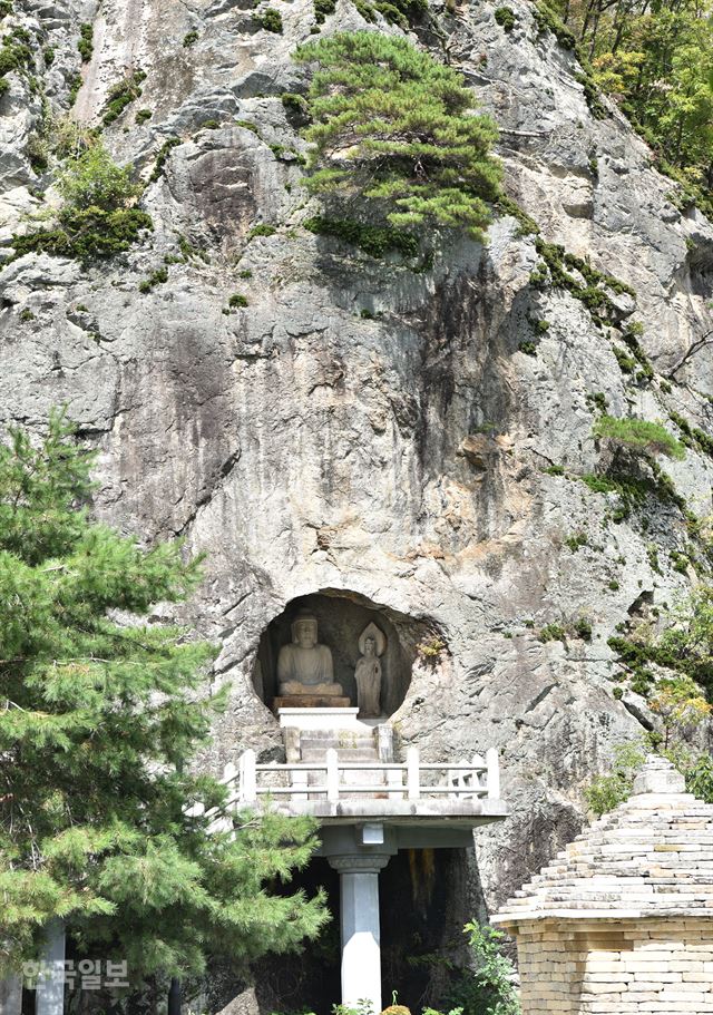 수직 절벽 자연 동굴에 자리 잡은 군위 삼존석굴.