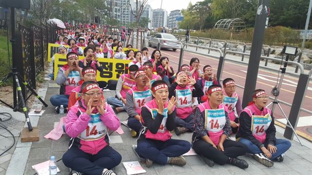 전국학교비정규직연대회의 소속 노조원들이 10일 오후 서울 종로구 서울시교육청 앞에서 근속수당 인상 등을 요구하며 집회를 열고 있다. 신지후 기자