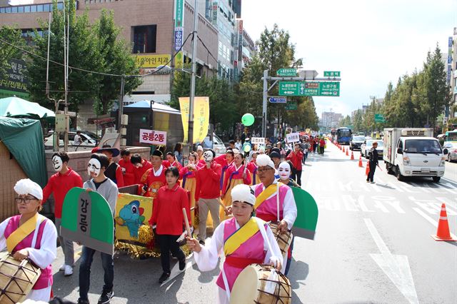 지난해 노원탈축제탈에서 주민들이 퍼레이드를 펼치고 있다.