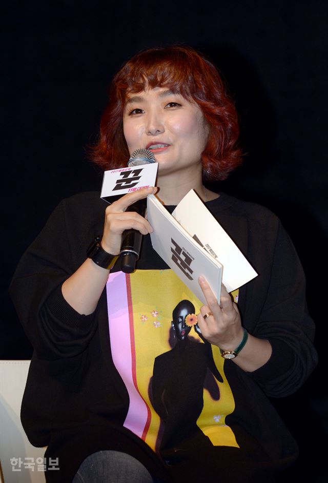 방송인 박경림이 11일 오전 서울 강남구 CGV 압구정에서 열린 영화 '꾼' 제작보고회에 참석해 행사 진행을 하고 있다. 최지이 인턴기자