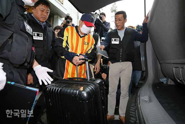 [저작권 한국일보] 여중생 딸 친구를 살해하고 시신을 유기한 혐의를 받고 있는 '어금니 아빠' 이영학씨가 11일 오전 서울 중랑구 사건 현장에서 진행된 현장검증에서 시신이 든 검정색 가방을 차에 싣는 장면을 재현하고 있다.2017.10.11 신상순 선임기자