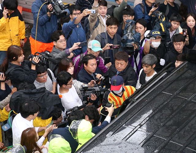 딸 친구 여중생을 살해 및 시신을 유기한 혐의를 받고 있는 ‘어금니 아빠’사건의 이모씨가 11일 오전 이씨 부녀가 거주했던 서울 중랑구 망우동 자택에서 현장검증을 하고 있다. 신상순 선임기자