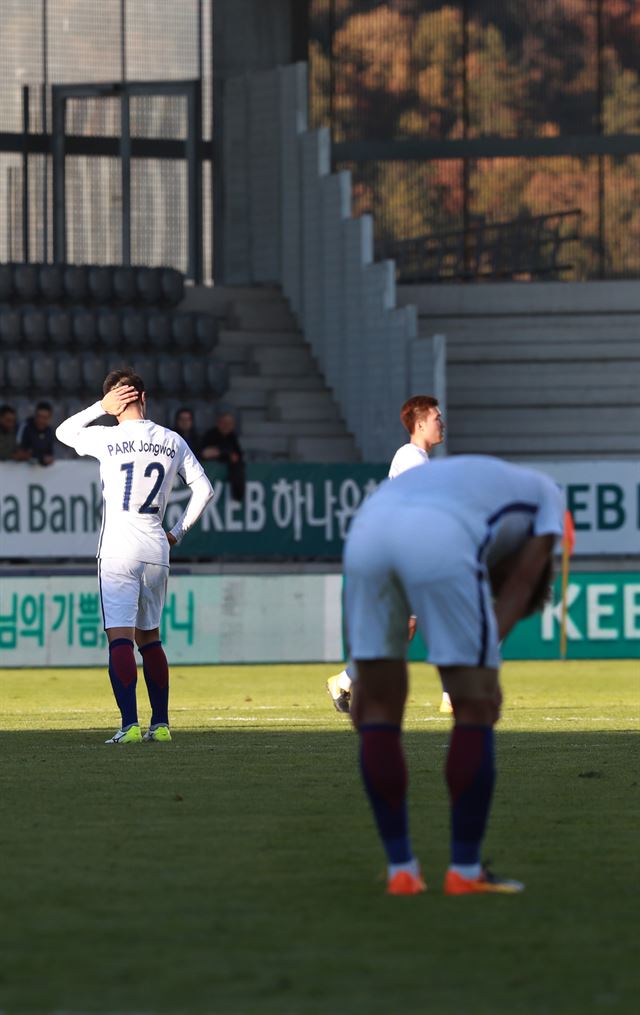 한국 축구대표팀 선수들이 10일 모로코와 평가전에서 1-3으로 완패한 뒤 고개 숙이고 있다. 빌/비엔느(스위스)=연합뉴스