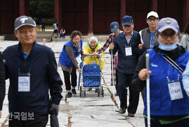 [저작권 한국일보] 귀로 보고 눈으로 듣는 고궁체험행사