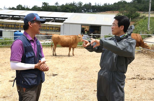 강진원(오른쪽) 전남 강진군수가 한우개량 선도농가를 방문해 의견을 나누고 있다. 강진군 제공.