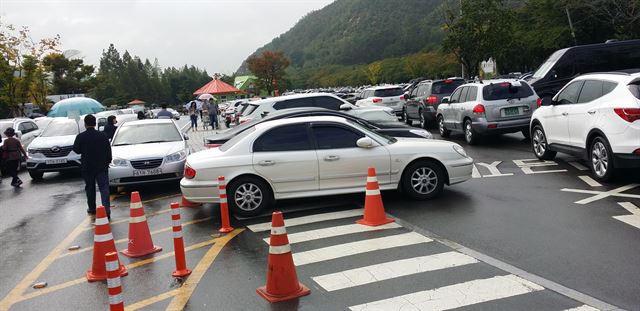 경주시가 동궁원 제2주차장 부지를 매입하고도 7개월째 조성을 미뤄 주말에 이곳을 찾는 관광객들의 주차난이 이어지고 있다.