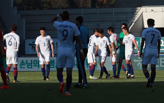 한국축구대표팀 선수들이 모로코와의 평가전에서 1-3으로 패한 뒤 아쉬워하고 있다. 스위스=연합뉴스