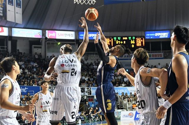 한국 남자농구가 11일 국제농구연맹(FIBA)이 발표한 세계 랭킹에서 34위에 머물렀다. 한국일보 자료사진