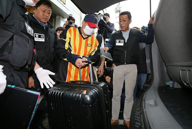 여중생 딸 친구를 살해하고 시신을 유기한 혐의를 받고 있는 '어금니 아빠' 이영학씨가 11일 오전 서울 중랑구 사건 현장에서 진행된 현장검증에서 시신이 든 검정색 가방을 차에 싣는 장면을 재현하고 있다. 신상순 선임기자