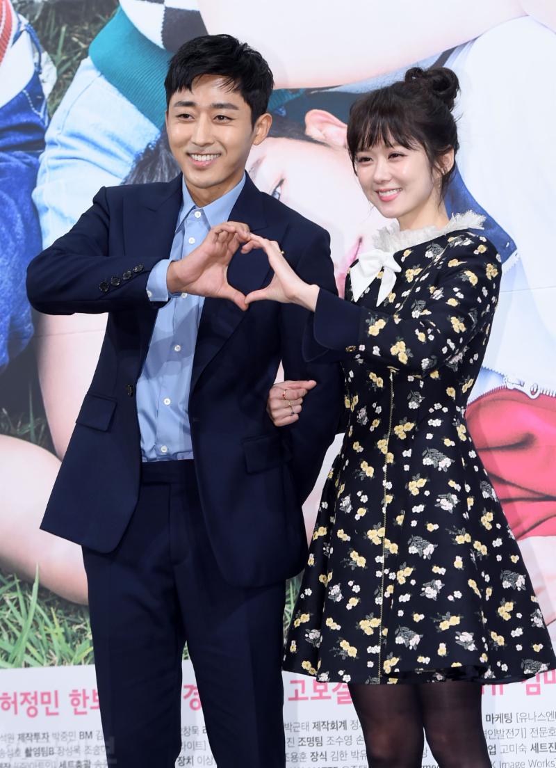 배우 손호준, 장나라가 12일 오전 서울 논현동 임피리얼팰리스에서 열린 KBS 2TV 새 예능드라마 ‘고백부부’(연출 하병훈) 제작발표회에 참석해 포즈를 취하고 있다.