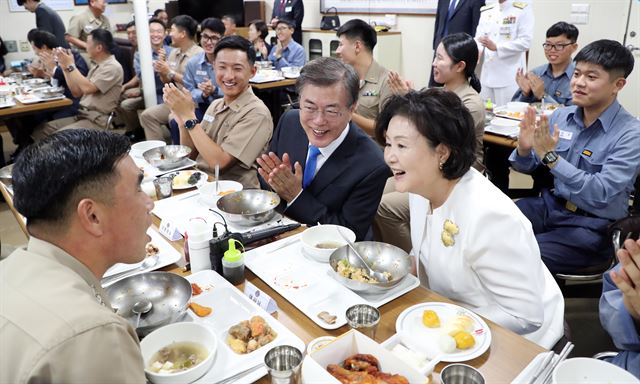 문재인 대통령과 부인 김정숙 여사가 지난달 28일 오후 경기도 평택 해군 2함대 사령부에서 열린 건군 69주년 국군의 날 기념식을 마치고 문무대왕함에 마련된 식당에서 장병들과 점심식사를 하고 있다. 청와대사진기자단