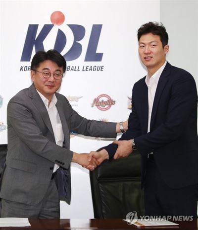 KCC 이정현(오른쪽)