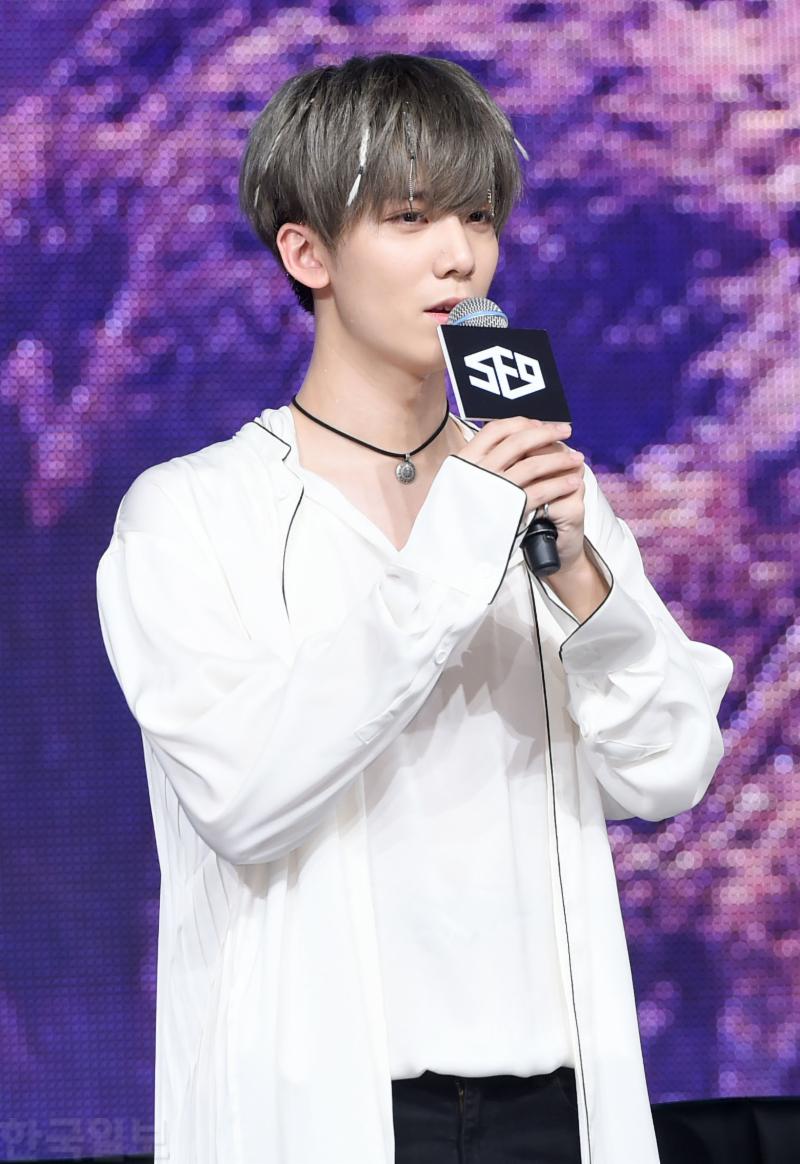 SF9 휘영이 12일 오후 서울 방이동 올림픽공원 K아트홀에서 열린 세 번째 미니 앨범 ‘나이츠 오브 더 선(Knights of the Sun)’ 쇼케이스에서 인사를 하고 있다.