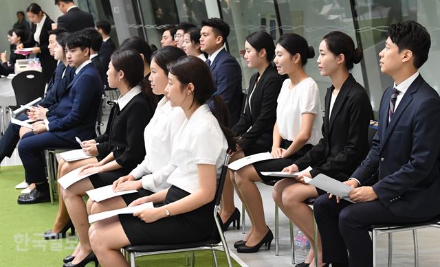 지난달 13일 서울 동대문디자인플라자에서 열린 '금융권 공동 채용박람회'를 찾은 청년들이 현장면접을 보고 있다. 배우한 기자