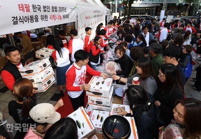 테팔 한국 창립 20주년 기념 '사랑 나눔 바자회'가 13일 오전 서울 중구 무교동에서 열렸다. 홍인기 기자