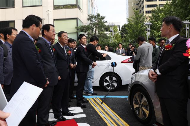 13일 오후, 서울시 중구 한외빌딩 옆 노상주차장에 6대 동시 급속충전이 가능한 완전개방형 '전기차 집중 충전소'가 국내서 처음으로 설치됐다. 김훈기 기자