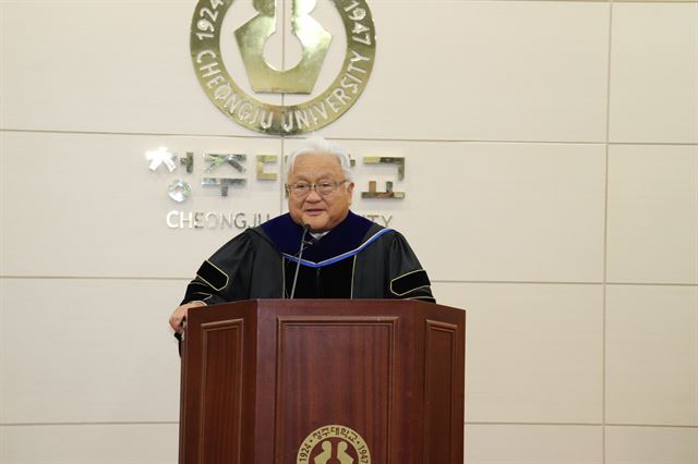 13일 청주대에서 명예정치학 박사 학위를 받은 마이크 혼다 전 미국 연방 하원의원은 “2015년 이뤄진 한일 위안부 합의는 일본에만 유리한 합의”라며 무효화를 촉구했다. 청주대 제공