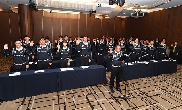 한국배구연맹(KOVO) 심판과 전문위원이 13일 서울 마포구 상암동 스탠포드호텔에서 '클린 선포식'을 열고 "깨끗하고 공정한 리그를 만들자"고 다짐했다. KOVO 제공