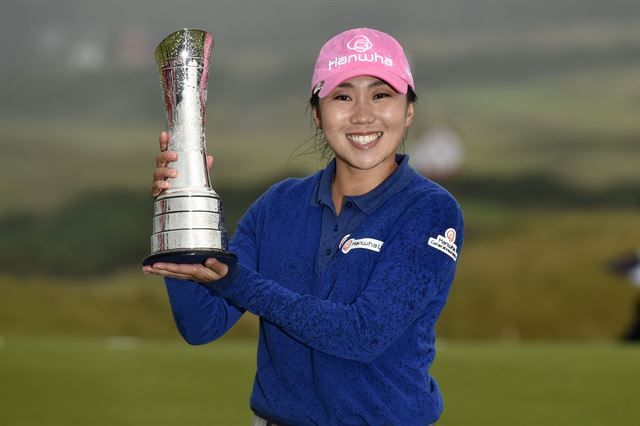 지난 8월 미국여자프로골프(LPGA)투어 브리티시여자오픈에서 우승한 김인경이 트로피를 들고 기뻐하고 있다. 스코틀랜드=AFP 연합뉴스