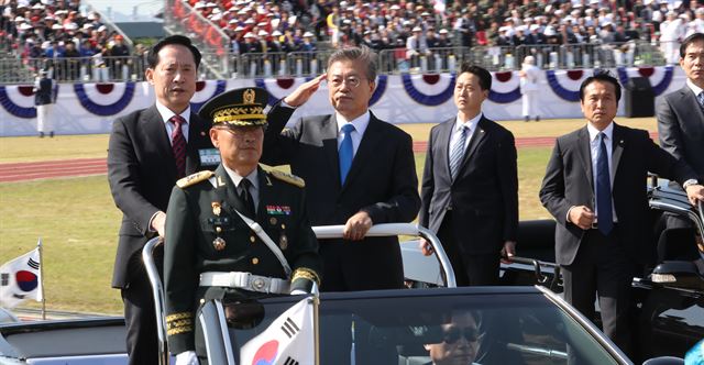 문재인 대통령이 지난달 28일 경기도 평택 해군 제2함대 사령부에서 열린 국군의 날 행사에 참석해 송영무 국방장관과 열병하고 있다. 청와대사진기자단