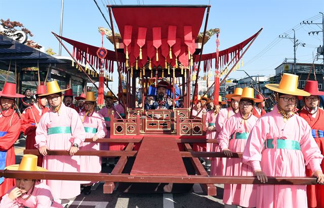 14일 경기도 양주시 회암사지에서 '제1회 양주 회암사지 왕실축제'가 열려 태조 이성계의 조선 초 최대 왕실사찰인 회암사 방문 행차를 재현한 어가행렬이 재현되고 있다.연합뉴스