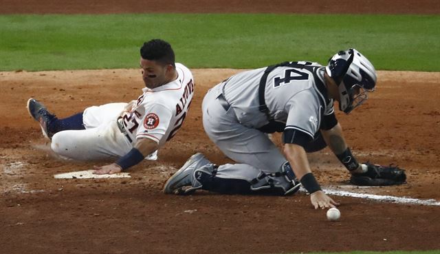 MLB 휴스턴의 호세 알투베가 15일(한국시간) 미국 텍사스주 휴스턴의 미닛메이드 파크에서 열린 아메리칸리그 챔피언십시리즈 2차전 뉴욕 양키스와의 경기 9회 말에 팀의 2-1 승리를 결정짓는 득점을 올리고 있다. 휴스턴=AP 연합뉴스