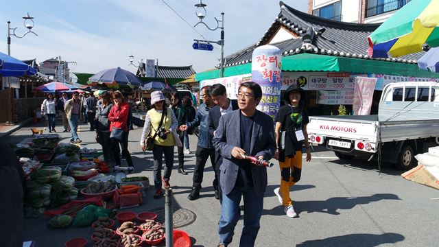 안도현 시인이 지난 13일 어린 시절 추억이 서린 경북 안동 풍산시장을 둘러보고 있다. 경북도 제공