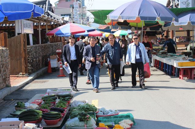 안도현(왼쪽 두번째) 시인이 지난 13일 어린 시절 추억이 서린 경북 안동 풍산시장을 둘러보고 있다. 경북도 제공