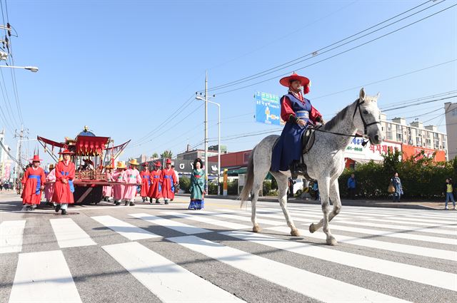 경기 양주시가 14일 연 ‘제1회 양주 회암사지 왕실축제’ 개막에 앞서 태조 이성계의 회암사지 행차모습을 재현한 어가행렬이 진행되고 있다. 양주시 제공