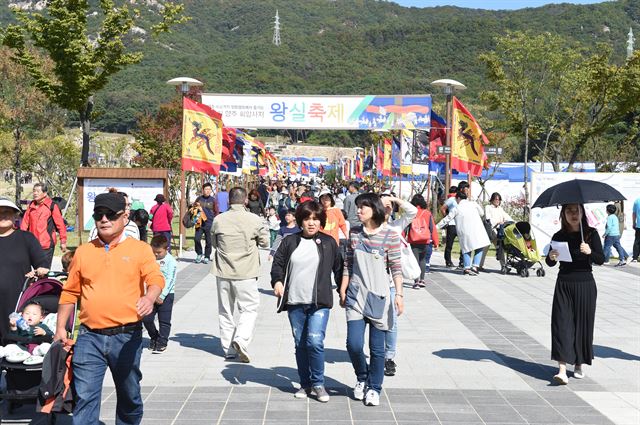 14일 경기 양주 회암사지 일원에서 펼쳐진 ‘제1회 회암사지 왕실축제’에 시민들의 발걸음이 이어지고 있다. 양주시 제공