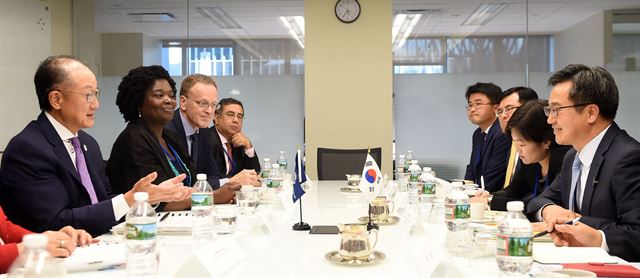 국제통화기금(IMF) 세계은행(WB) 연차총회 참석차 미국 워싱턴을 방문 중인 김동연(오른쪽 첫번째) 부총리 겸 기획재정부 장관이 14일 세계은행(WB)에서 김용(왼쪽 첫번째) 세계은행 총재와 면담하고 있다. 연합뉴스