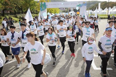 현대차가 지난 14일 서울대공원에서 개최한 '아이오닉 롱기스트 런 페스티벌'에서 참가자들이 달리고 있다. 현대차 제공