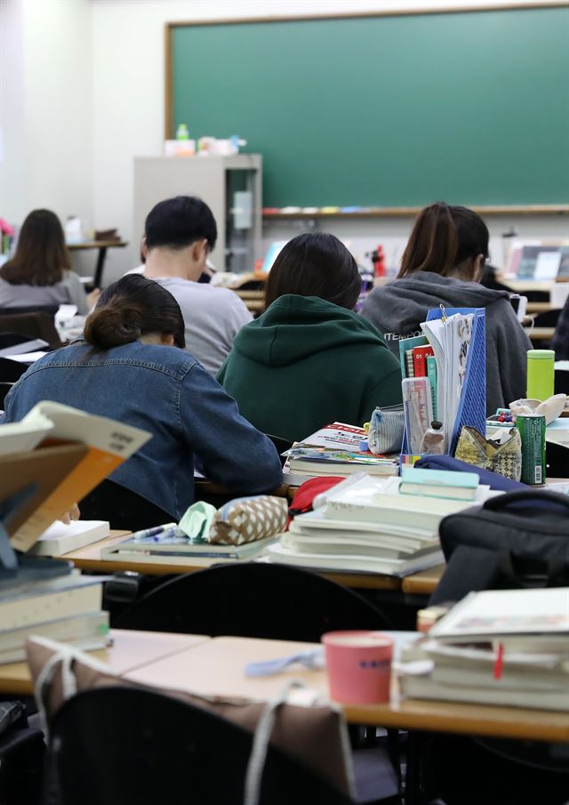 이달 9일 오후 서울 동작구 노량진 공무원학원에서 공무원 시험 응시생들이 추석연휴 중에도 등원해 자습을 하고 있다. 뉴스1