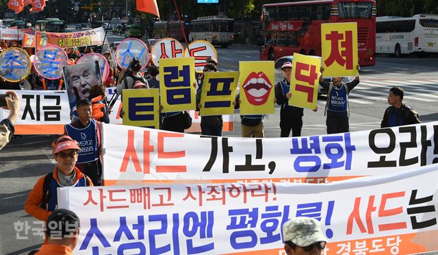 [저작권 한국일보] 민중당 ‘광장출범식’을 마친 당원들이 광화문으로 행진하고 있다.