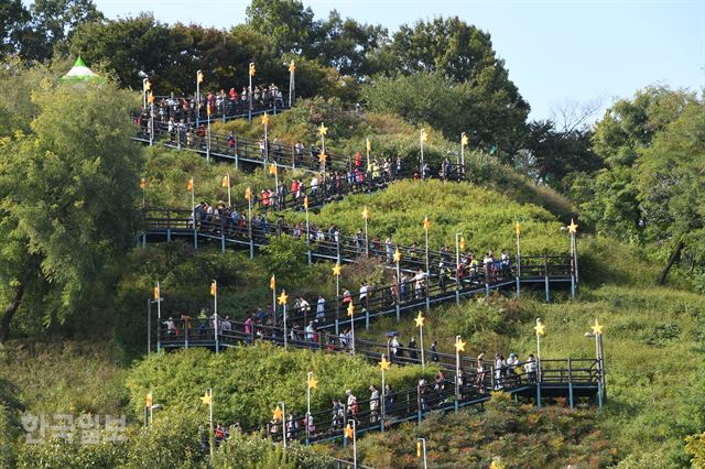 상암동 하늘공원 일대에서 펼쳐진 서울억새축제에 가을 나들이에 나선 시민들이 계단으로 이어진 산책로를 따라 하늘공원에 오르고 있다. 오대근기자 inliner@hankookilbo.com