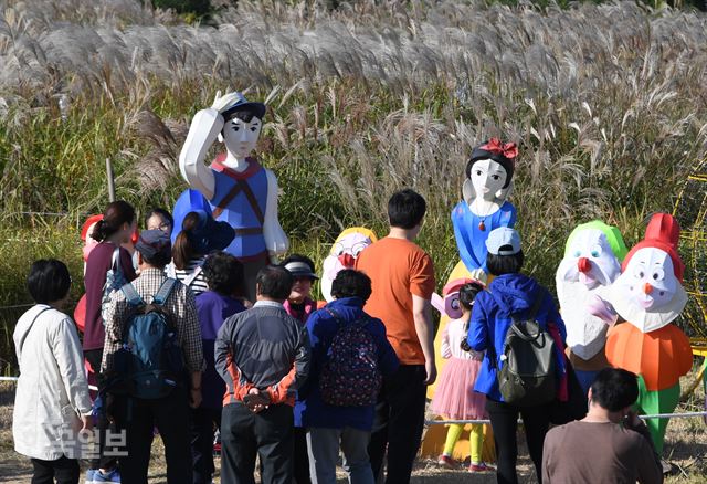 서울억새축제장 곳곳에 마련된 조각과 포토 존 앞에서 가을 나들이를 나선 시민들이 추억을 남기고 있다.오대근기자 inliner@hankookilbo.com