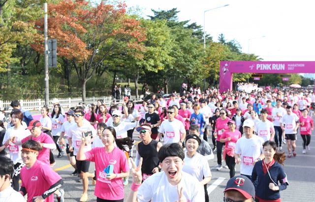 15일 서울 여의도공원에서 개최된 2017 핑크런 서울대회. 아모레퍼시픽 제공