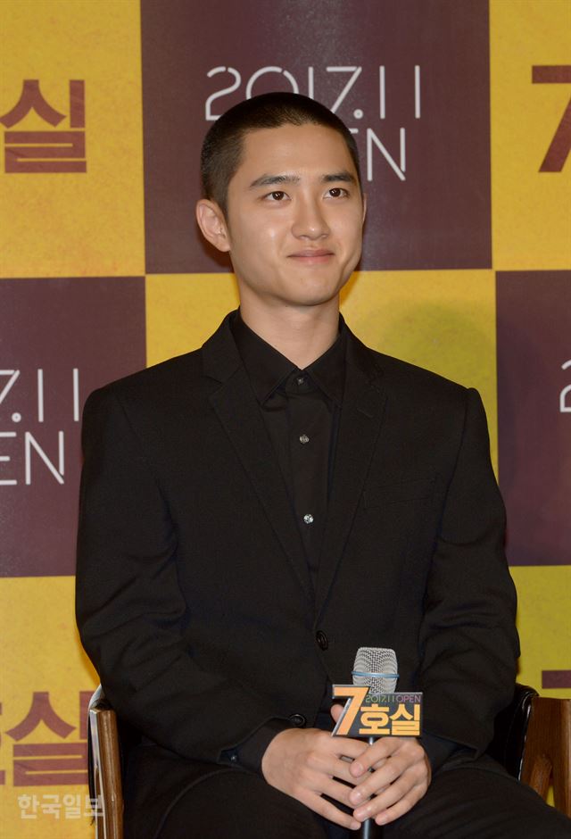 배우 도경수가 16일 오전 서울 광진구 자양동의 한 멀티플렉스에서 열린 영화 '7호실' 제작보고회에 참석해 미소 짓고 있다. 최지이 인턴기자