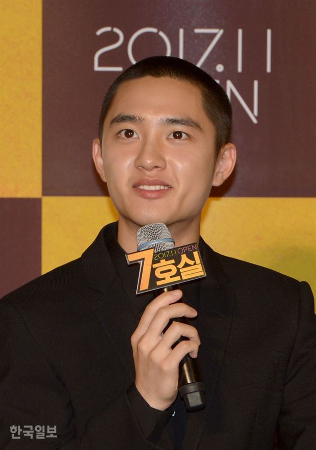 배우 도경수가 16일 오전 서울 광진구 자양동의 한 멀티플렉스에서 열린 영화 '7호실' 제작보고회에 참석해 질문에 답하고 있다. 최지이 인턴기자