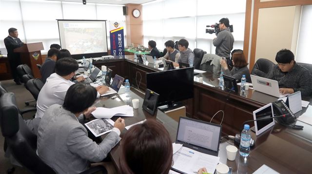 김태균 남해지방해양경찰청 STX조선해양 폭발사고 수사본부장이 16일 오전 창원해경 회의실에서 수사 결과를 브리핑하고 있다. 연합뉴스 제공