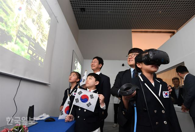 6일 오전 서울 종로구 세종대로 대한민국역사박물관에서 열린 'VR로 전하는 나라사랑 체험존' 개관식에 학생들이 한국전쟁 관련 VR체험을 하고 있다. 홍인기 기자